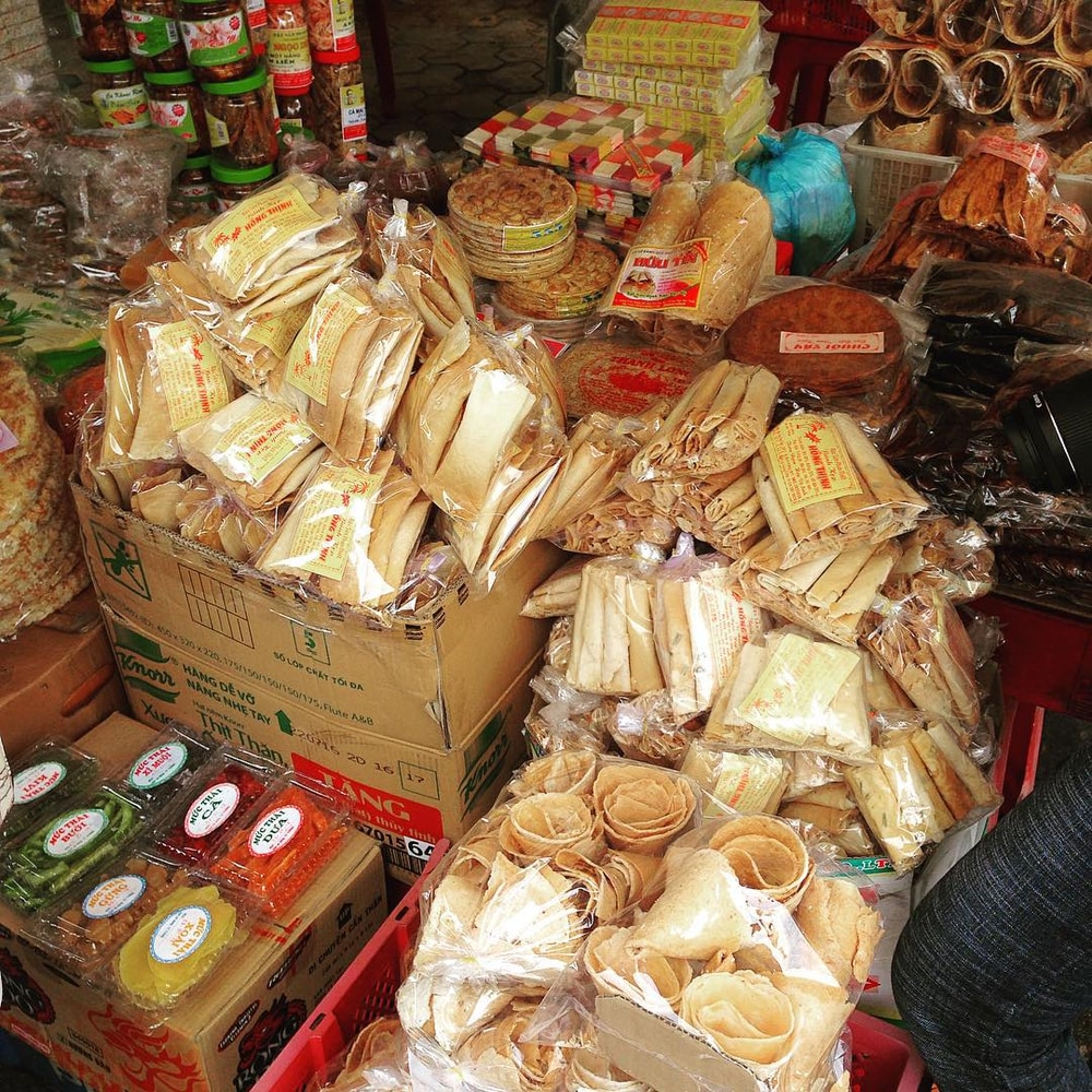 Du khách có thể mua bánh, đồ khô